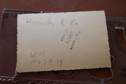 altes Foto Soldaten , Kradfahrer - Wegweiser Nach Wiesbaden 8km