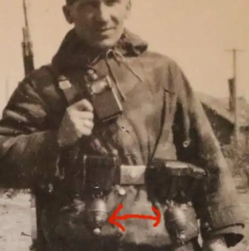 tolles altes Foto - Soldat Splintertarn ?  Eierhandgranaten an Koppel 