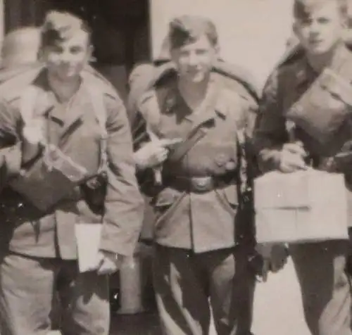 altes Foto - junge Soldaten Luftwaffe am Bahnhof Morlaix  Frankreich