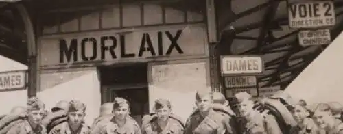 altes Foto - junge Soldaten Luftwaffe am Bahnhof Morlaix  Frankreich