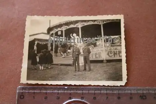 altes Foto - Soldaten Luftwaffe auf Jahrmarkt - Kinderkarussell