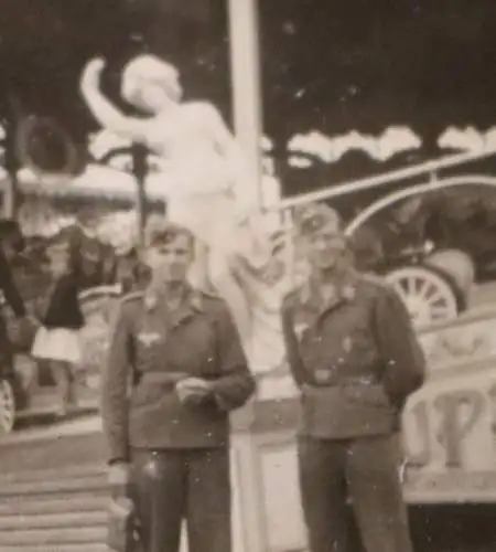 altes Foto - Soldaten Luftwaffe auf Jahrmarkt - Kinderkarussell