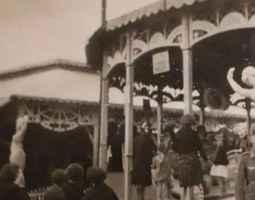 altes Foto - Soldaten Luftwaffe auf Jahrmarkt - Kinderkarussell 