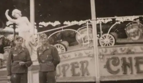 altes Foto - Soldaten Luftwaffe auf Jahrmarkt - Kinderkarussell 