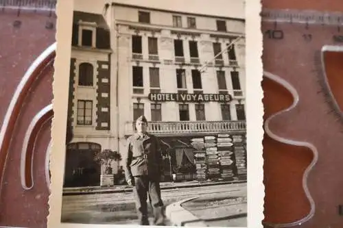 tolles altes Foto - Soldat Luftwaffe - Hotel des Voyageurs - großer Schilderwald