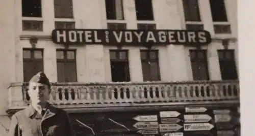 tolles altes Foto - Soldat Luftwaffe - Hotel des Voyageurs - großer Schilderwald