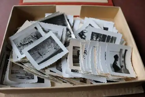 alte Pappbox mit 137 kleinen Fotos einer Familie 30er Jahre, viele beaschriftet