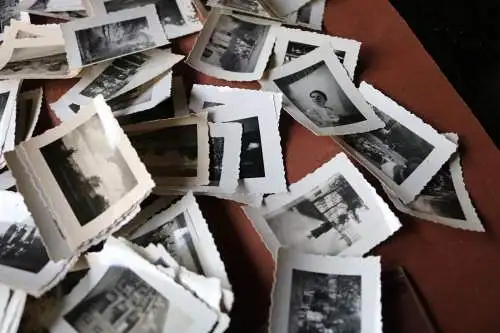 alte Pappbox mit 137 kleinen Fotos einer Familie 30er Jahre, viele beaschriftet