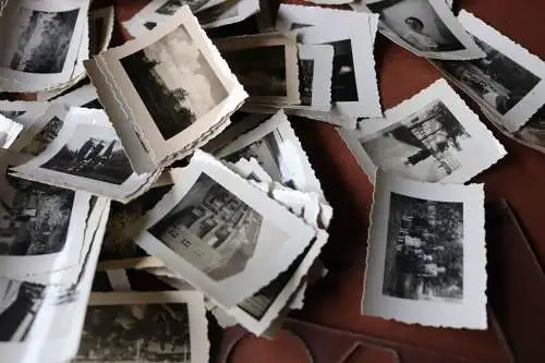 alte Pappbox mit 137 kleinen Fotos einer Familie 30er Jahre, viele beaschriftet