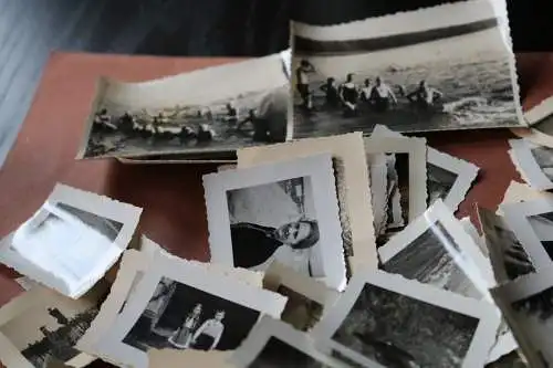 alte Pappbox mit 137 kleinen Fotos einer Familie 30er Jahre, viele beaschriftet