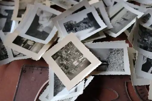 alte Pappbox mit 137 kleinen Fotos einer Familie 30er Jahre, viele beaschriftet