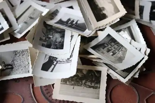 alte Pappbox mit 137 kleinen Fotos einer Familie 30er Jahre, viele beaschriftet