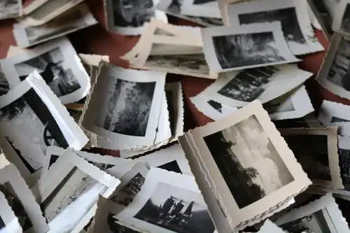 alte Pappbox mit 137 kleinen Fotos einer Familie 30er Jahre, viele beaschriftet