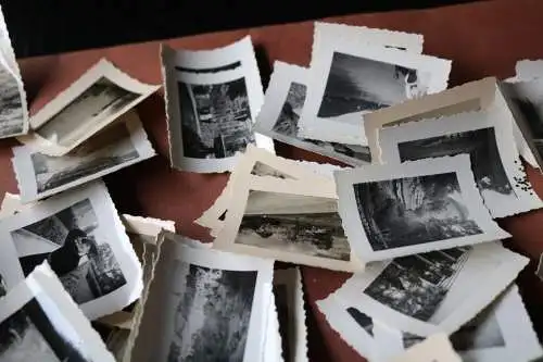 alte Pappbox mit 137 kleinen Fotos einer Familie 30er Jahre, viele beaschriftet