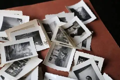 alte Pappbox mit 137 kleinen Fotos einer Familie 30er Jahre, viele beaschriftet