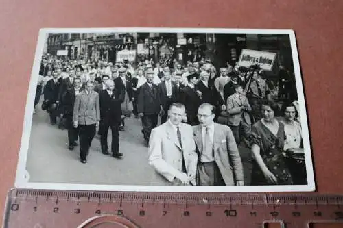 altes Foto - 1. Mai ??? Leipzig ??? vers. Firmen beim Marsch - 30-40er Jahre