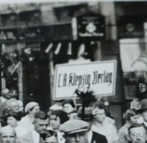 altes Foto - 1. Mai ??? Leipzig ??? vers. Firmen beim Marsch - 30-40er Jahre