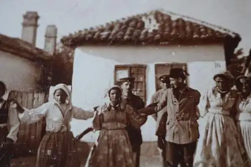 altes Foto - Gruppenfoto - Soldaten mit einheimischen Männer und Frauen - Ort ?