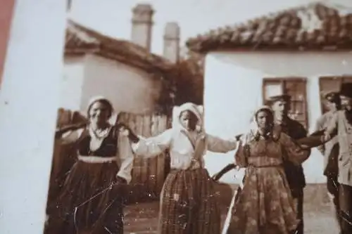 altes Foto - Gruppenfoto - Soldaten mit einheimischen Männer und Frauen - Ort ?