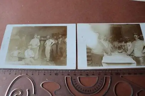 zwei alte Fotos - Feldbäckerei - Soldaten backen Brot 