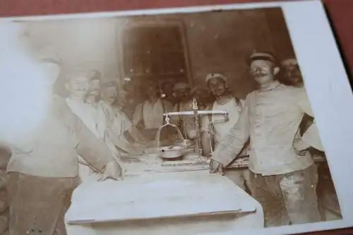 zwei alte Fotos - Feldbäckerei - Soldaten backen Brot