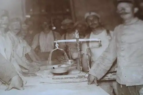 zwei alte Fotos - Feldbäckerei - Soldaten backen Brot