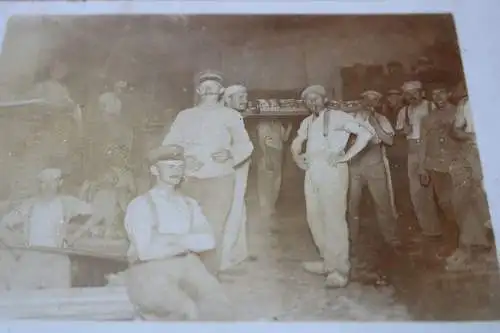 zwei alte Fotos - Feldbäckerei - Soldaten backen Brot