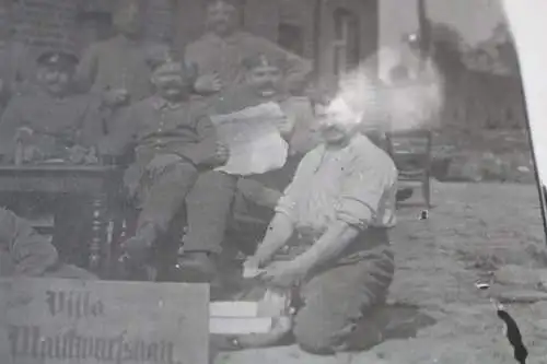 altes Foto - Gruppenfoto - Soldaten mit Schild  Villa Maulwurfsbau - Ort ?