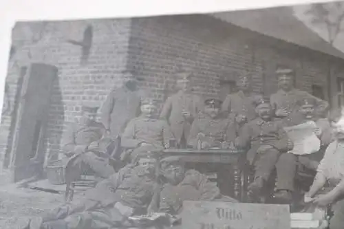 altes Foto - Gruppenfoto - Soldaten mit Schild  Villa Maulwurfsbau - Ort ?