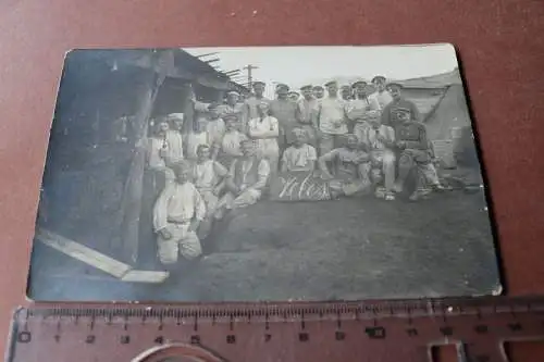 altes Foto - Gruppenfoto - Soldaten mit Schild  Yeles ???? 