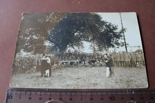 altes Foto - Gruppenfoto - Soldaten haben Spaß - verkleidet am Tanzen