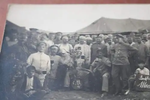 altes Foto - Gruppenfoto - Soldaten mit Schild  Bockbierfest in Macedonien 1916