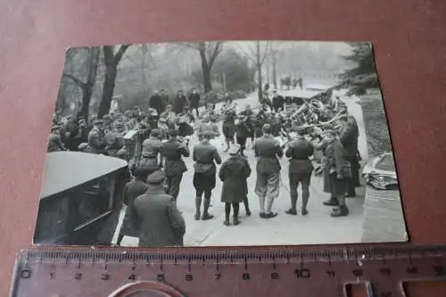 tolles altes Foto - Schüler Studenten Musikkorps spielt auf Strasse - 20-30er Ja