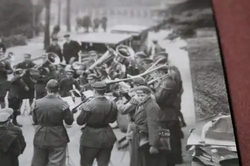 tolles altes Foto - Schüler Studenten Musikkorps spielt auf Strasse - 20-30er Ja