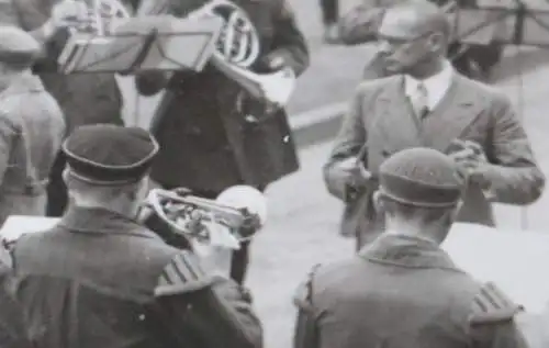 tolles altes Foto - Schüler Studenten Musikkorps spielt auf Strasse - 20-30er Ja