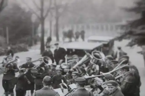 tolles altes Foto - Schüler Studenten Musikkorps spielt auf Strasse - 20-30er Ja