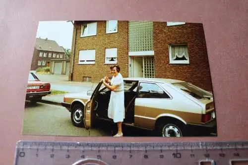 tolles altes Farbfoto - ältere Frau mit ihren VW Scirocco I  -1982