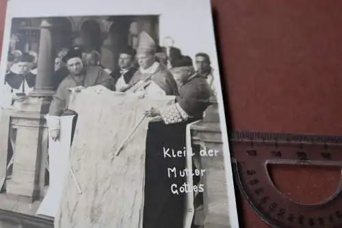 tolles altes Foto - Aachen - Bischoff zeigt das Kleid der Mutter Gottes - 20-30e