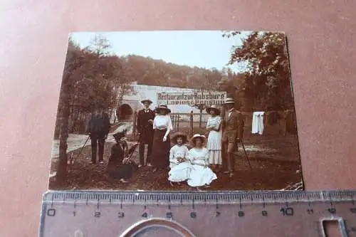 tolles altes Gruppenfoto - Schild Restaurant zur Rabsburg - 1900-1910