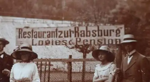 tolles altes Gruppenfoto - Schild Restaurant zur Rabsburg - 1900-1910 