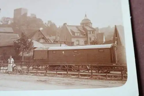 tolles altes Foto - Zirkuswagen ?? Bauwagen ?? Wohnwagen ? Hintergund eine Burg?