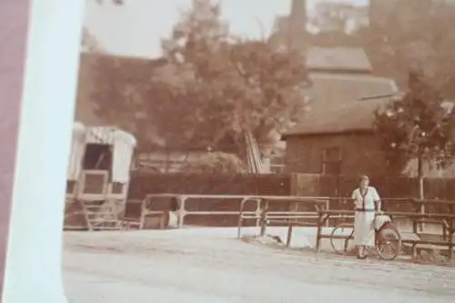 tolles altes Foto - Zirkuswagen ?? Bauwagen ?? Wohnwagen ? Hintergund eine Burg?