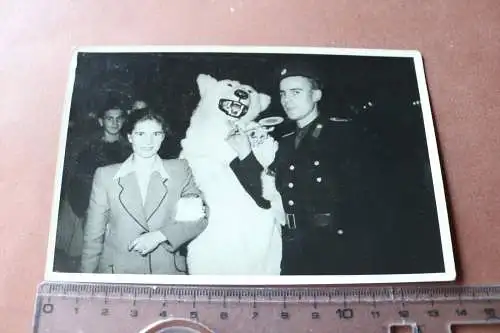 tolles altes Foto  - Frau . Soldat NVA und Person im Eisbärkostüm  Berlin 50-60e