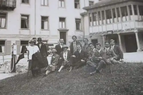 tolles altes Gruppenfoto  vor dem Schweizerhof Santa Maria . 1926