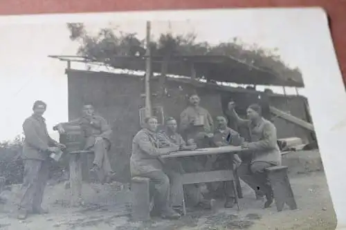 zwei alte Fotos - Soldaten beim Kartenspielen - Unterstand - Ort ??