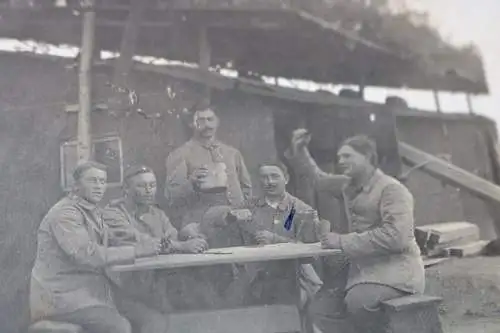zwei alte Fotos - Soldaten beim Kartenspielen - Unterstand - Ort ??