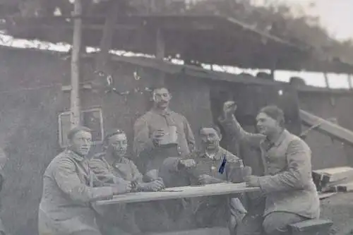 zwei alte Fotos - Soldaten beim Kartenspielen - Unterstand - Ort ??