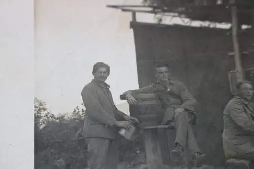 zwei alte Fotos - Soldaten beim Kartenspielen - Unterstand - Ort ??