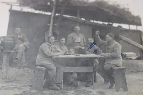 zwei alte Fotos - Soldaten beim Kartenspielen - Unterstand - Ort ??
