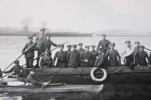 altes Foto - Soldaten Reichswehr bei einer Bootsübung - Dresden ??? Rettungsring